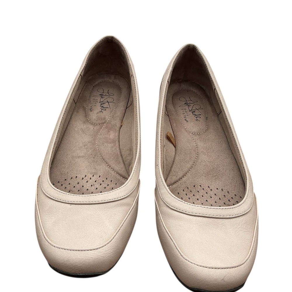 Life‎ Stride Women's Cream Flats size 8 Wide
